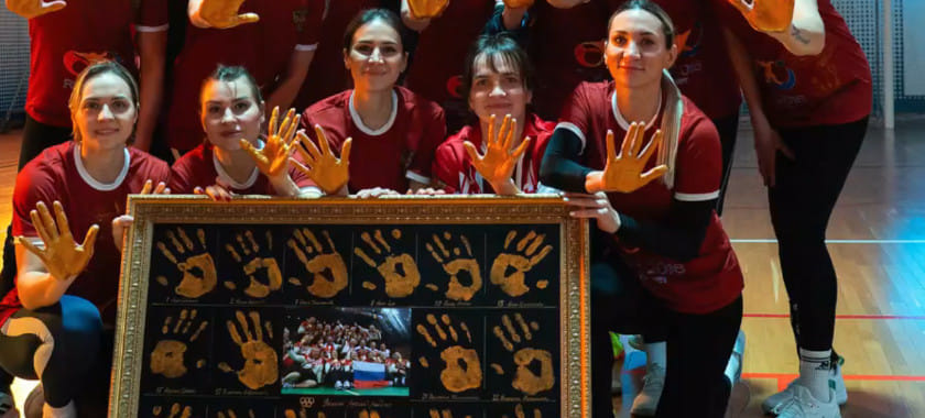 "Ростов-Дон" подготовил подарок Сергею Шишкарёву к юбилею победы в Рио — доска с золотыми отпечатками ладоней олимпийских чемпионок (ВИДЕО)