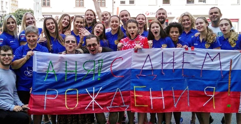 Молодежный ЧЕ-2019. Гандболистки сборной России (U-19) поздравили вратаря Анну Верещак с днем рождения (ВИДЕО)