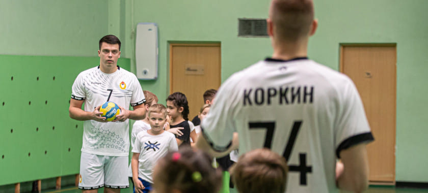 Россия. Гандболисты ЦСКА Юлиан Гирик и Андрей Коркин провели мастер-класс для учащихся школы "Интеграл" (ФОТО)