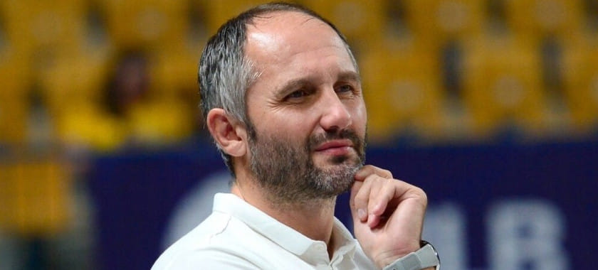 Лига чемпионов. Главный тренер "Целе" Алем Тоскич упал на площадку, выражая недовольство судейским решением сестёр Бонавентюра (ВИДЕО)