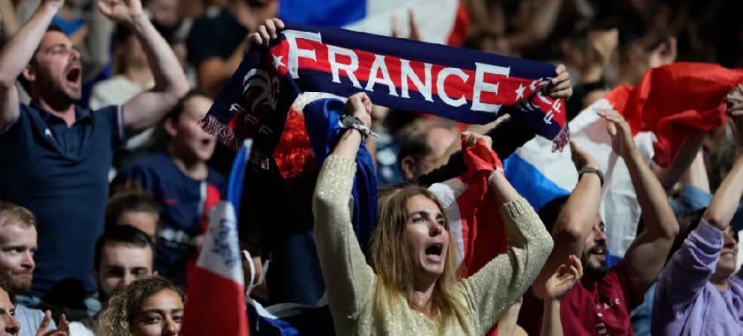 Дорогие билеты, мечта Мустафы, веселье на пляже и дорога в Лилль. Репортаж из олимпийского Парижа