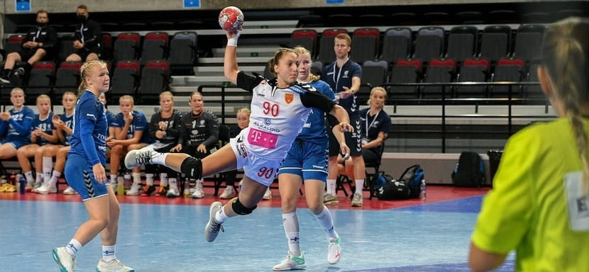 EHF Euro Cup. В матче с черногорками за сборную Северной Македонии дебютировала 14-летняя правая полусредняя Ива Младеновска