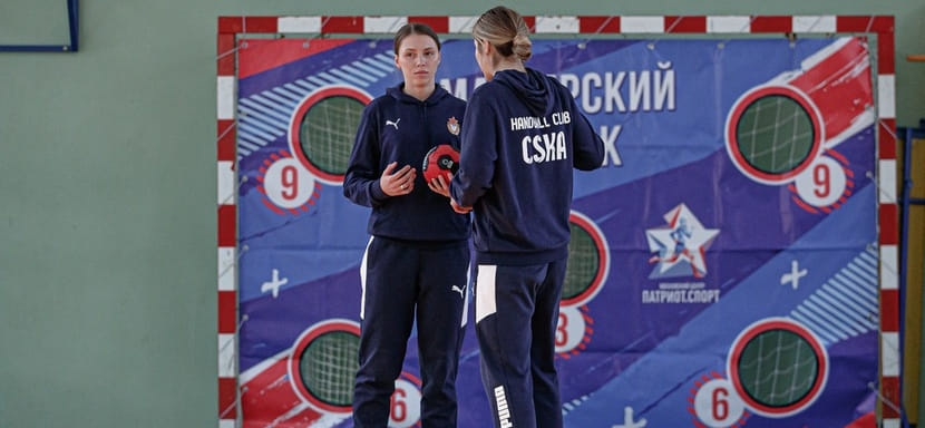 Olimpbet Суперлига. Гандболистки ЦСКА Полина Ведехина и Карина Сабирова провели мастер-класс в одной из московских школ (ФОТО)