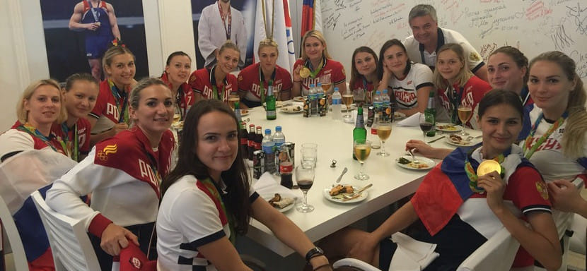 Бывало весело. Для чего Яну Лесли понадобился крымский военторг