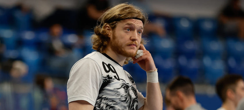 Нагоняи от Бузмакова, месяц в Сеуле и цель по длине волос. Дмитрий Свистунов — о карьере и о жизни