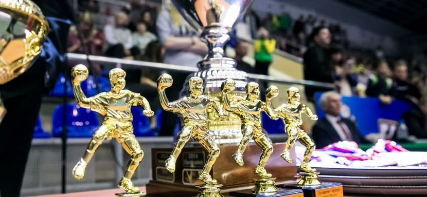 гандбольный кубок и медали на пьедестале