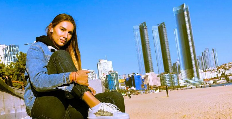 Аньогасео! Так теперь может приветствовать нас, сбивая с толку при встрече, Любовь Аришина