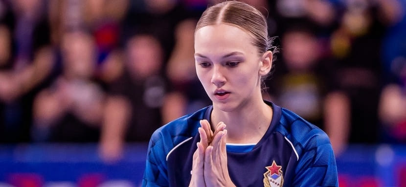 Ева Захаренко: "Сначала играла полусредней. Но потом по необходимости поставили на правый край, где так и осталась" (ВИДЕО)