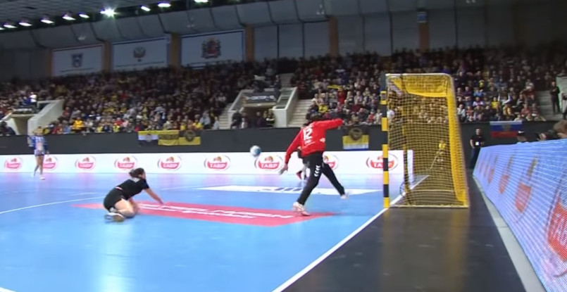 Женская Лига чемпионов. Забавный сэйв голкипера "Будучности" Дарли Зокби в матче с "Ростов-Доном" не оставит вас равнодушным (ВИДЕО)