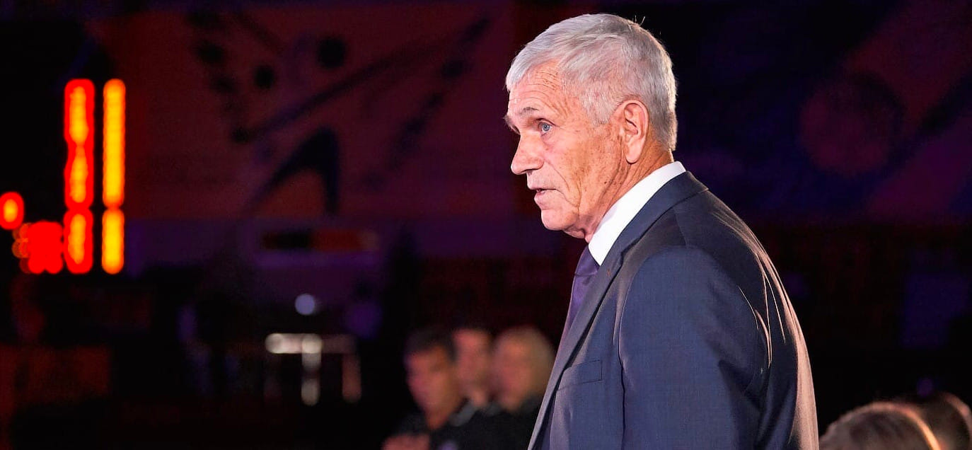 Россия. Геннадий Очеретин: "Максимов всегда любил вмешаться в судейство, встать у бровки и начать подкалывать. А вот Миронович себе такого не позволял"