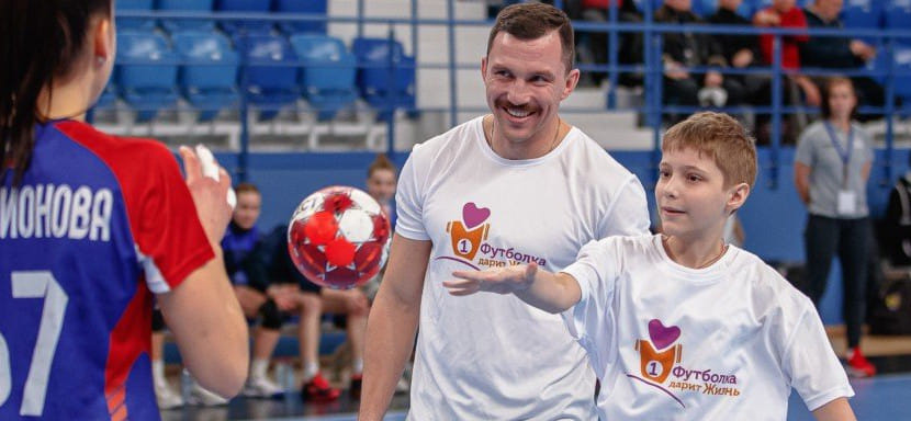 Россия. Экс-капитан регбийного клуба ЦСКА и национальной сборной Василий Артемьев: "Я впервые был на гандболе вживую. Мне очень понравилось!"