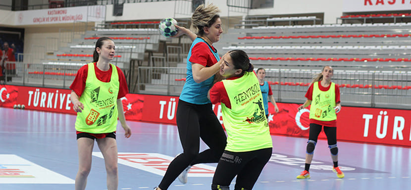 ЧЕ-2022. Новый рулевой сборной Турции Костикэ Бучески определился с составом на отборочные матчи с исландками. В ростере три легионерки