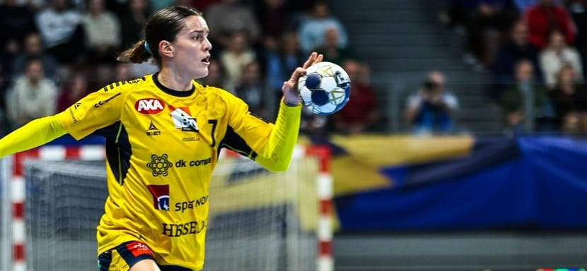 Самым ценным игроком 10-го тура женской ЛЧ признана норвежская полусредняя "Икаста" Стине Скогранд (ВИДЕО)