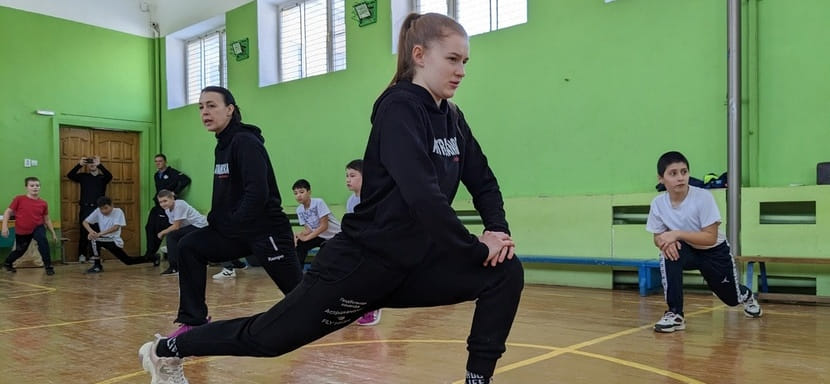 Россия. Гандболистки "Астраханочки" побывали сразу в двух школах родного города, где провели олимпийские уроки