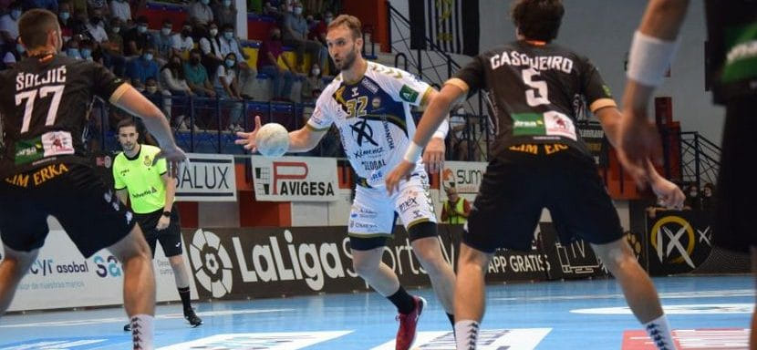 Испания. Сербский правый полусредний "Пуэнте-Хениля" Михайло Митич со следующего сезона будет играть за "Бидасоа"