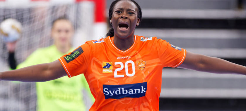 "Оденсе" обыграл "Эсбьерг" на выезде и сравнял счёт в финальной серии чемпионата Дании. "Икаст" взял бронзовые медали