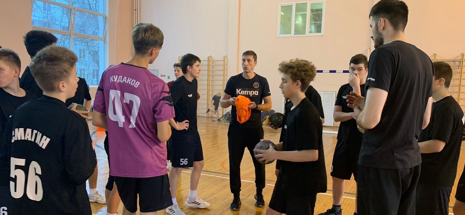 Россия. Игроки "Чеховских медведей" и тренер Виталий Иванов провели мастер-класс в спортшколе подмосковного Железнодорожного (ФОТО)