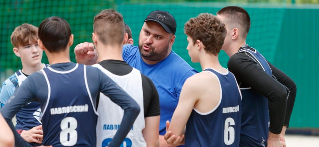 Играй, страна! Павловская: "Климат прекрасный, до моря недалеко, есть две площадки, освещение…"