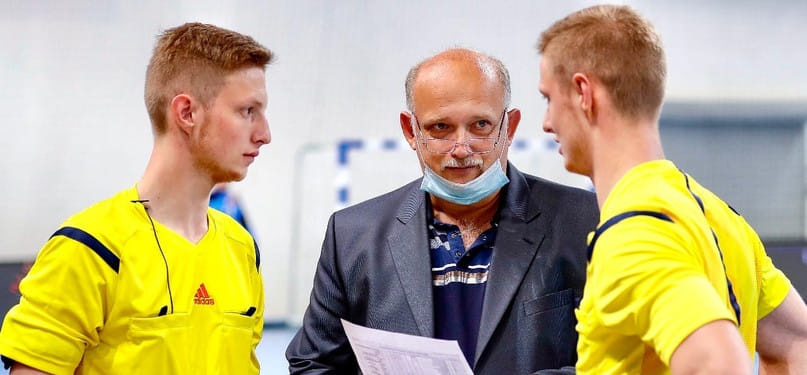 Россия. Эдуард Борисов: "Пытаемся вернуть на родину хоть кого-то, но это не получается. Тренерский труд сейчас достойно не оплачивается"