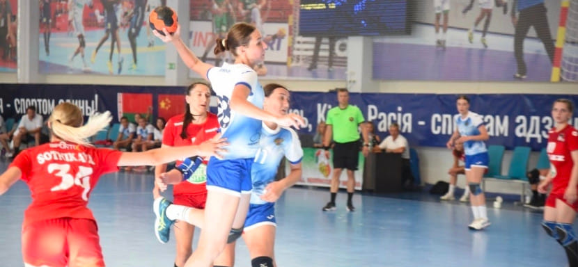 Кубок дружбы-2022. Победительницы турнира — девичья (U-18) сборная России — на старте игрового дня обыграла сверстниц из Беларуси