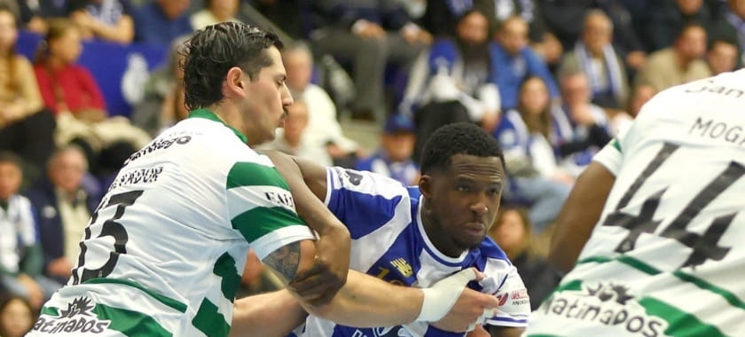 После равного первого тайма "Спортинг" обыграл "Порту" в матче 1/8 финала Кубка Португалии. У Франсишку Кошты 13 голов