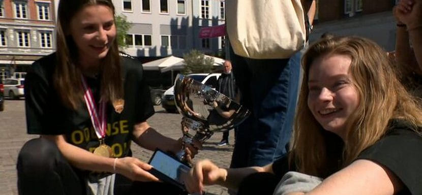 "Еще недавно кубок был разбит на шесть частей". Игроки "Оденсе" сильно повредили трофей при праздновании первого в истории чемпионства