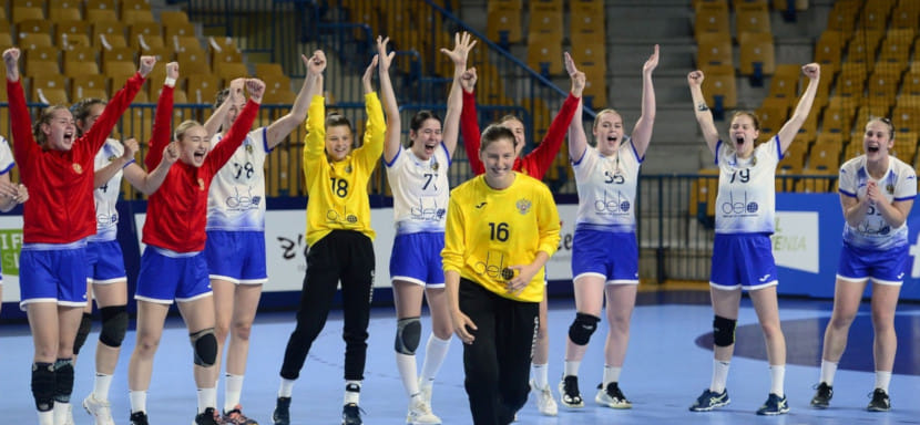 Мастер нейрографики, вечные дежурные, диджей, фанат мороженого… Серебряная "молодежка" глазами капитана