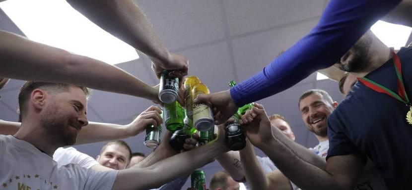 Беларусь. "Буду скучать по вам очень сильно". "Мешков Брест" показал, как празднует чемпионство в раздевалке. Себастиа Сальват толкнул речь (ВИДЕО)