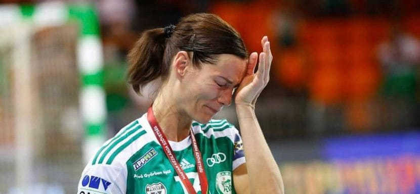 Венгрия. Футболка с 13-м номером Аниты Гербиц поднята под своды домашней арены "Дьера". 4 июня разыгрывающая провела последний матч в карьере