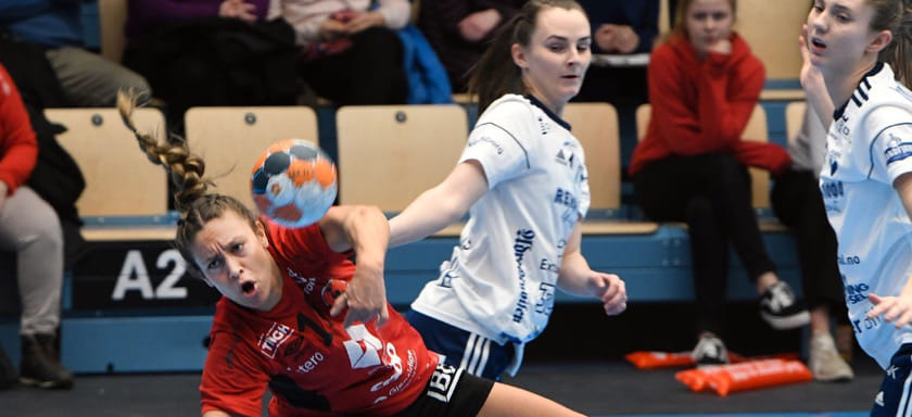 Дания. У норвежской правой полусредней "Виборга" Матильде Ривас Тофт диагностирован частичный разрыв "крестов", она выбыла на два месяца