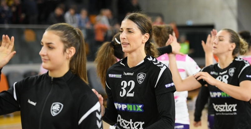 Левая полусредняя Андреа Кобетич решила не завершать карьеру. 34-летняя хорватка продлила контракт с "Шиофоком" на один год