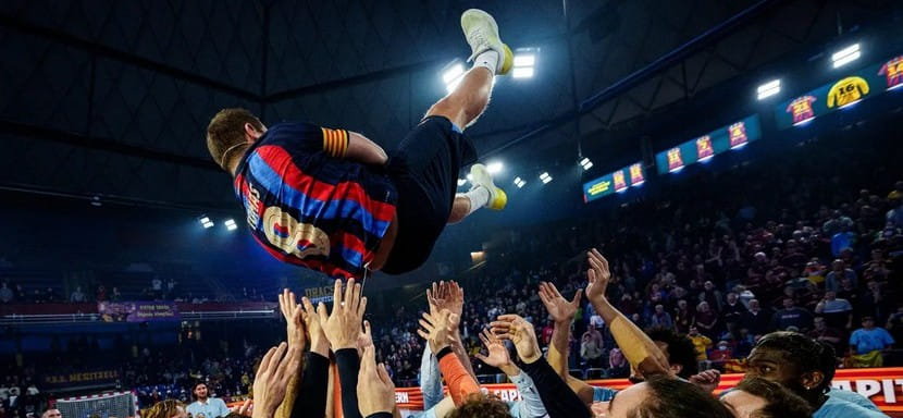 Испания. №8 легенды "Барселоны" Виктора Томаса официально выведен из обращения в каталонском клубе (ФОТО)