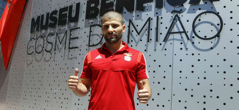 Португальская "Бенфика" продлила контракты с полусредним Белоне Морейрой и левым крайним Жоау Паишем