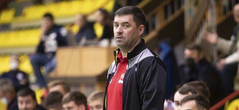 Беларусь. Андрей Мочалов: "К сожалению, вирус нас не отпускает. На матч с "Брестом" смогли выйти только восемь полевых и два вратаря"