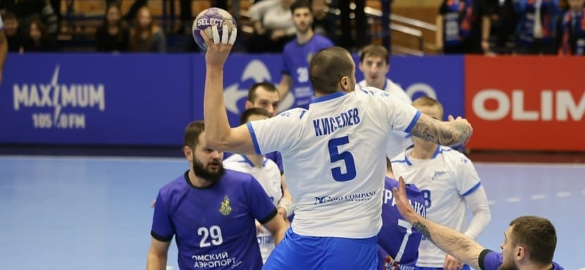 Петербургский "Зенит", проиграв первый тайм омскому "Скифу", всё же добился гостевой победы в матче чемпионата России