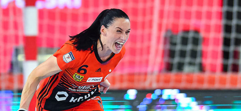 Польша. 39-летняя левая крайняя Кинга Гжиб решила не заканчивать карьеру и продлила контракт с чемпионом страны "Заглембе"