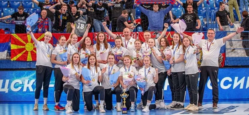 Молодёжное первенство России. Гандболисткам ЦСКА-2 в перерыве матча Суперлиги торжественно вручили медали за победу в чемпионате (ВИДЕО)