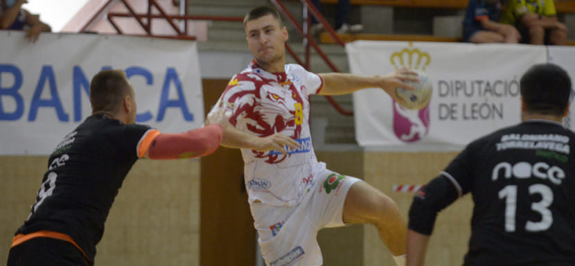 Испания. Боснийский полусредний Стьепан Йозинович не смог дебютировать за "Адемар" из-за отсутствия трансферного сертификата