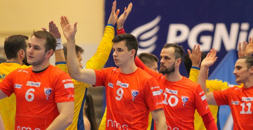 Польша. В единственном матче пятницы "Гурник" переиграл "Хробры". Белорус Александр Бушков забросил восемь мячей