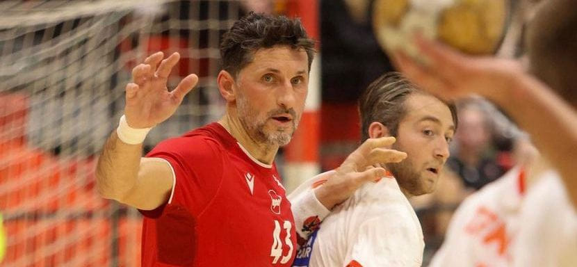 43-летний уроженец Риги, правый полусредний "Валюра" Александр Петерссон отправился в аренду в катарский "Аль-Араби"