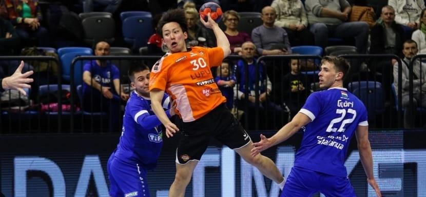 Венгрия. Правый полусредний из Японии Юга Эномото будет защищать цвета "Татабаньи"