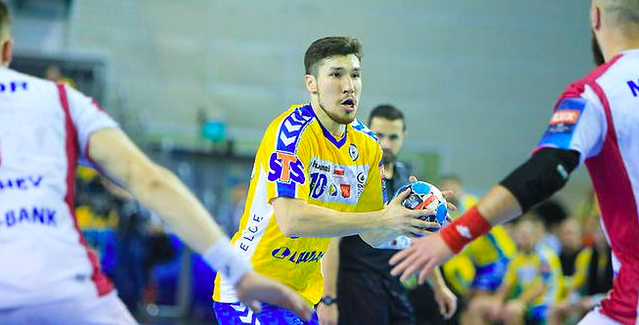 Польша. Трансферный слух. "Азоты" хотят купить Алекса Дуйшебаева. Глава "Виве" Бертус Серваас заверил, что испанец останется в Кельце