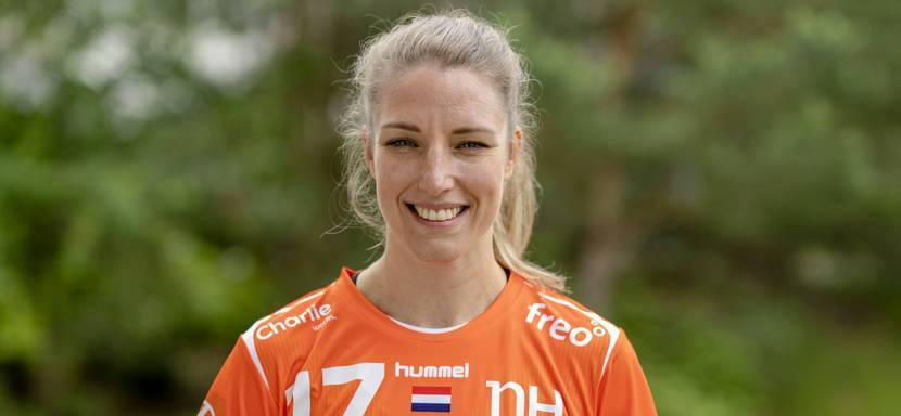 Дания. Призёр чемпионатов мира и Европы, разыгрывающая из Нидерландов Никке Гроот возобновила карьеру в "Оденсе"
