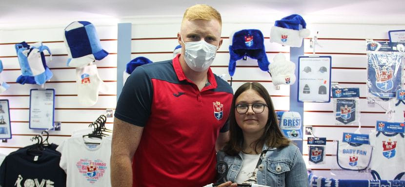 Беларусь. Покупателей первых сезонных абонементов БГК ждал приятный сюрприз — квитки им вручал линейный Владислав Шумак