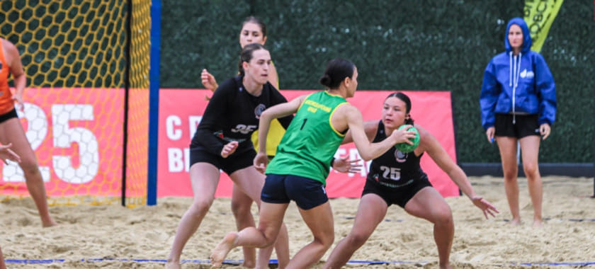 Сегодня в Москве определятся полуфинальные пары женского чемпионата России по пляжному гандболу. В программе шесть матчей