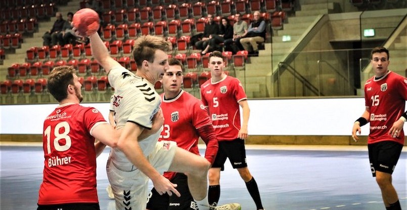 Правый полусредний, 18-летний россиянин Иван Чернов подписал профессиональный контракт со швейцарским "Ваккером"