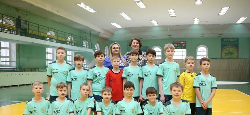 Россия. Экс-игрок сборной Екатерина Кулагина (Васильева) посетила гандбольное отделение города Кингисеппа