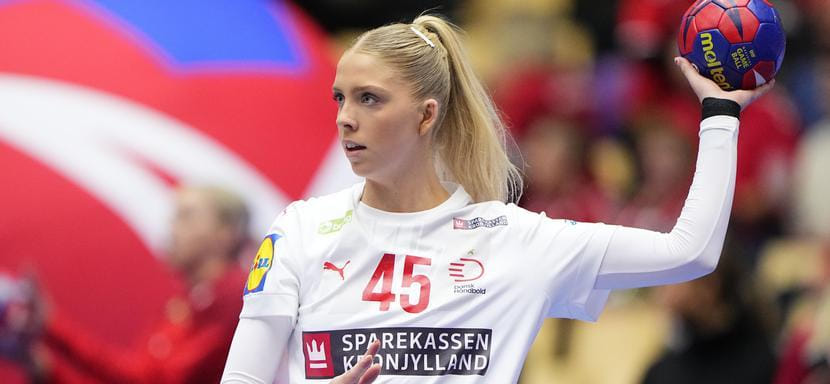 Полусредняя сборной Дании Юли Скальоне оказалась должна подругам по команде ящик пива после победы над чешками в матче EHF Euro Cup