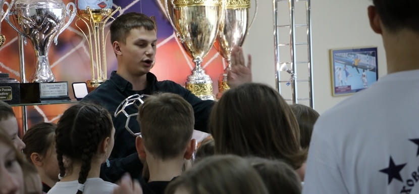 Россия. "Чеховские медведи" в День защиты детей провели гандбольный праздник для учеников средней школы