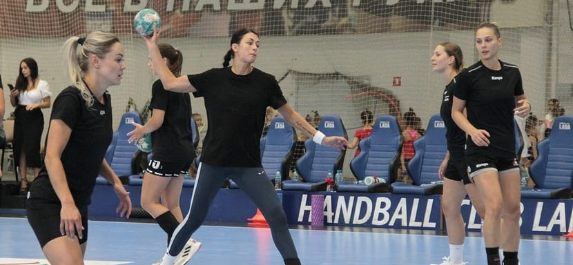 18 гандболисток "Лады" отправились на предсезонный турнир в Звенигород. В Тольятти остались Ирина Никитина и Юлия Кунцевич